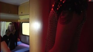 Wohnwagen eingeweiht Geiler Dreier mit zwei Typen mit amature first anal