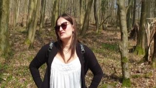 Studentin Holly Outdoor nach der Uni im Wald gefickt stripvidz